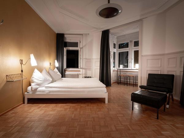 Gasthaus zum Guten Glück : photo 2 de la chambre chambre lit queen-size avec salle de bains commune 