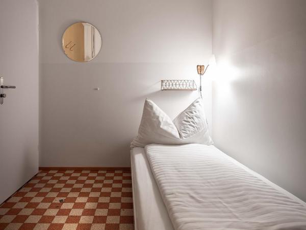 Gasthaus zum Guten Glück : photo 2 de la chambre chambre simple Économique avec salle de bains commune