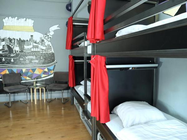 Hostel ROOM Rotterdam : photo 5 de la chambre lit dans dortoir mixte de 8 lits avec salle de bains commune