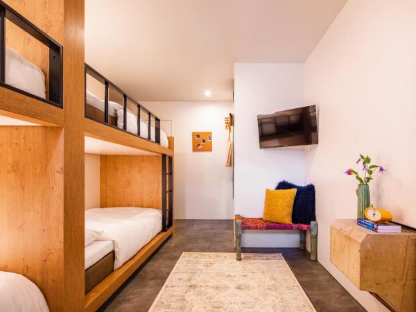 Bunk Hotel Amsterdam : photo 1 de la chambre chambre bunk avec lits superposés pour 4 personnes (amis)