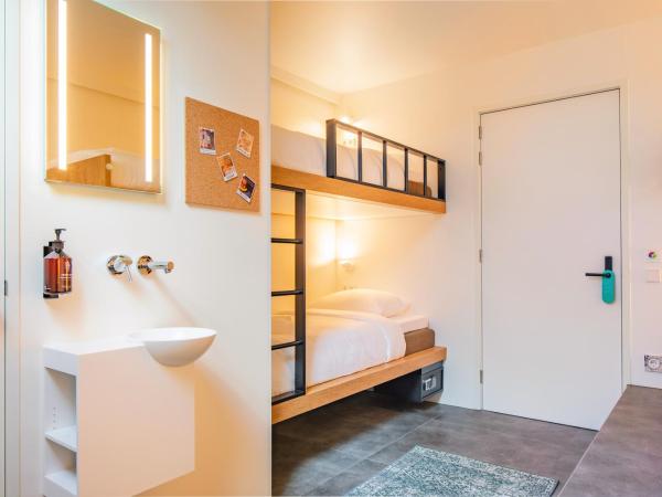 Bunk Hotel Amsterdam : photo 3 de la chambre chambre bunk avec lits superposés pour 5 personnes