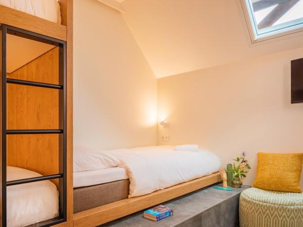 Bunk Hotel Amsterdam : photo 3 de la chambre chambre bunk avec lits superposés pour 4 personnes (famille)