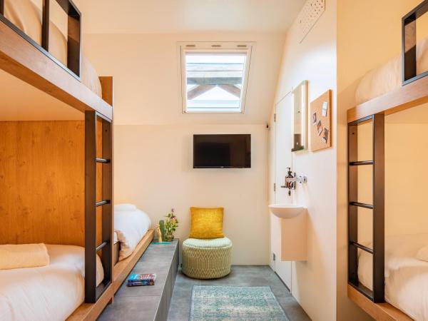 Bunk Hotel Amsterdam : photo 1 de la chambre chambre bunk avec lits superposés pour 5 personnes