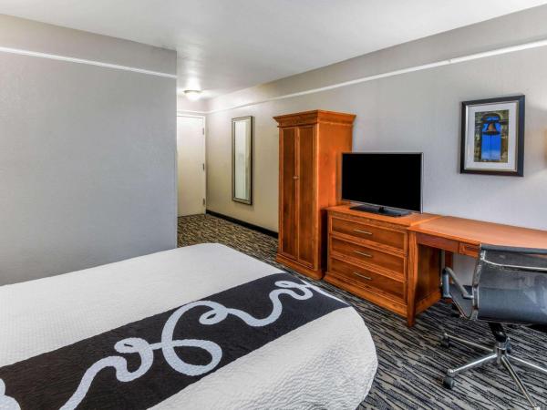 La Quinta Inn by Wyndham San Antonio Brooks City Base : photo 4 de la chambre 1 double bed, mobility/hearing accessible room, roll-in shower, non-smoking