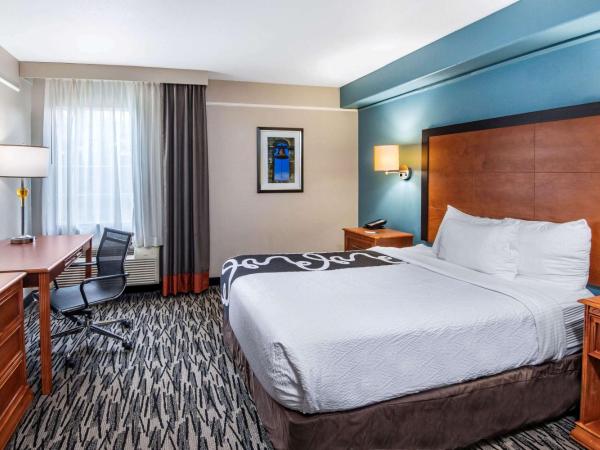 La Quinta Inn by Wyndham San Antonio Brooks City Base : photo 4 de la chambre chambre lit king-size deluxe