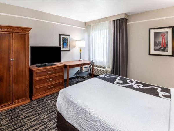 La Quinta Inn by Wyndham San Antonio Brooks City Base : photo 5 de la chambre 1 double bed, mobility/hearing accessible room, roll-in shower, non-smoking