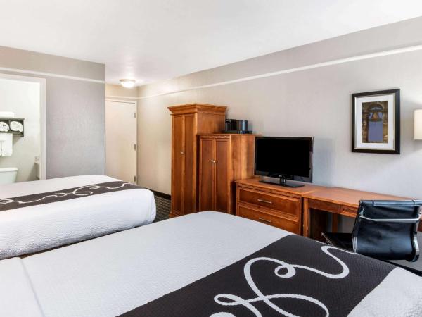 La Quinta Inn by Wyndham San Antonio Brooks City Base : photo 1 de la chambre chambre deluxe avec 2 lits doubles