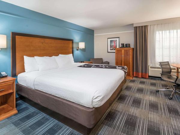 La Quinta Inn by Wyndham San Antonio Brooks City Base : photo 2 de la chambre chambre lit king-size deluxe