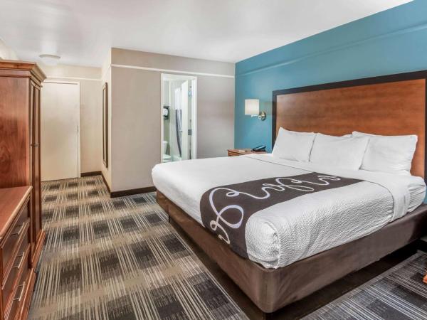 La Quinta Inn by Wyndham San Antonio Brooks City Base : photo 3 de la chambre chambre lit king-size deluxe