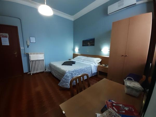 Albergo in Centro : photo 3 de la chambre chambre familiale avec salle de bains privative