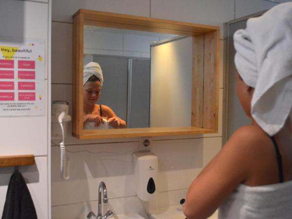 Hostel ROOM Rotterdam : photo 6 de la chambre lit dans dortoir de 4 lits avec salle de bains commune