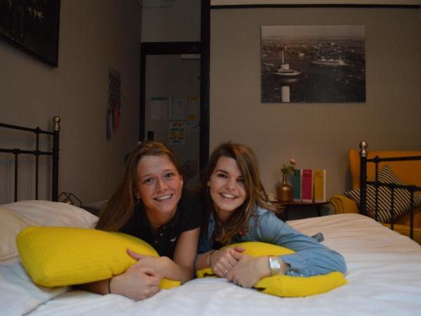 Hostel ROOM Rotterdam : photo 1 de la chambre chambre double avec salle de bains