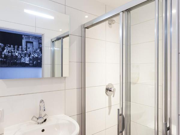 Hostel ROOM Rotterdam : photo 5 de la chambre chambre double avec salle de bains