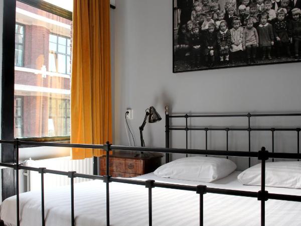 Hostel ROOM Rotterdam : photo 4 de la chambre chambre double avec salle de bains