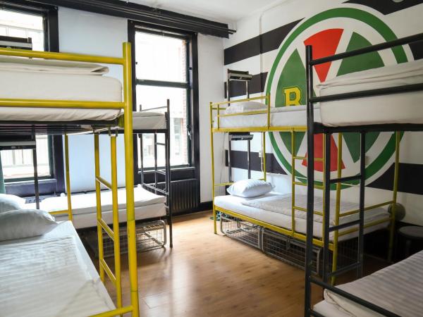Hostel ROOM Rotterdam : photo 4 de la chambre lit dans dortoir mixte de 8 lits avec salle de bains commune