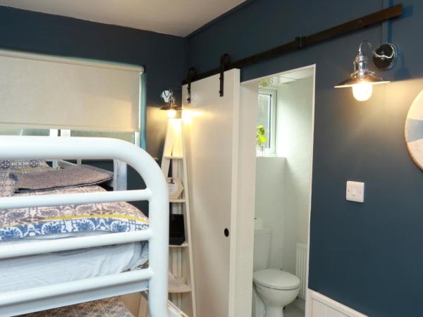The Woodquay Hostel : photo 6 de la chambre chambre double avec salle de bains privative