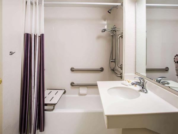 La Quinta Inn by Wyndham Norfolk Virginia Beach : photo 1 de la chambre chambre lit king-size avec baignoire - adaptée aux personnes à mobilité réduite - non-fumeurs