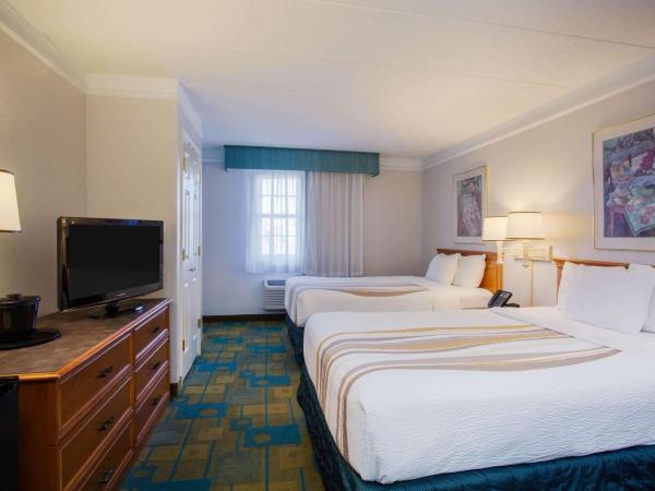 La Quinta Inn by Wyndham Norfolk Virginia Beach : photo 1 de la chambre chambre de luxe avec 2 lits doubles