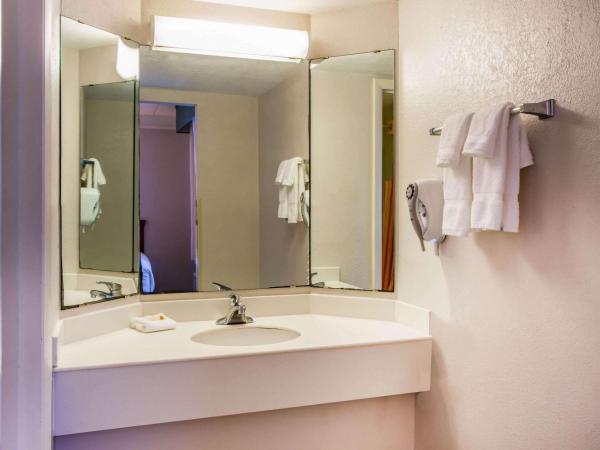 La Quinta Inn by Wyndham Norfolk Virginia Beach : photo 3 de la chambre chambre lit king-size deluxe