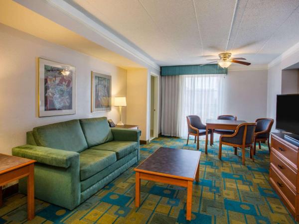 La Quinta Inn by Wyndham Norfolk Virginia Beach : photo 4 de la chambre suite lit king-size – non-fumeurs