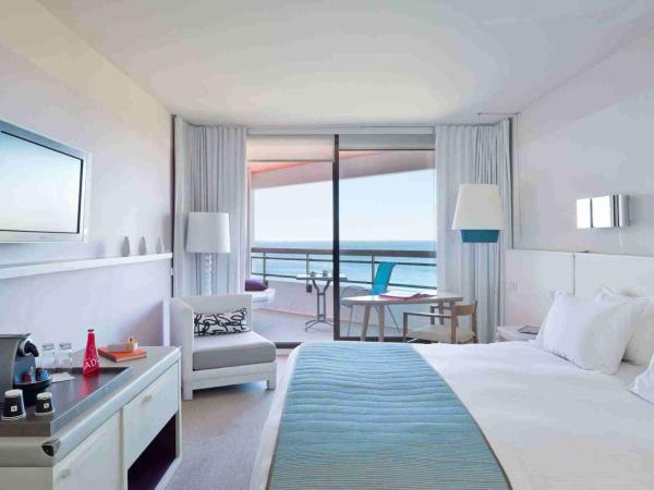 Pullman Cannes Mandelieu Royal Casino : photo 1 de la chambre suite supÉrieure avec 1 lit king-size et terrasses - vue panoramique sur mer et baie de cannes