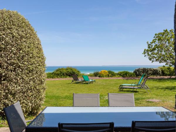 La Metairie-du-Vauhariot - Lodge ou Chambre - Piscine Chauffée - Vue Mer et Mont Saint Michel - GR34 - Résidence Hôtelière : photo 9 de la chambre maison de vacances