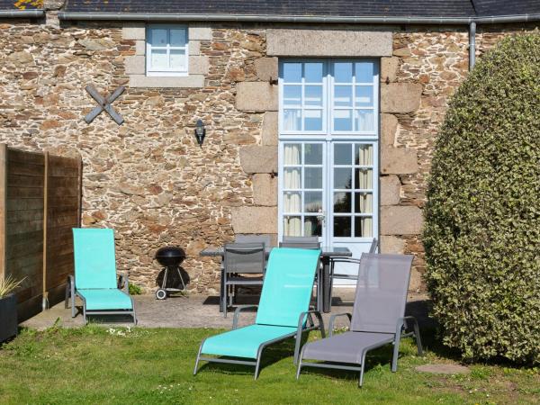 La Metairie-du-Vauhariot - Lodge ou Chambre - Piscine Chauffée - Vue Mer et Mont Saint Michel - GR34 - Résidence Hôtelière : photo 10 de la chambre maison de vacances