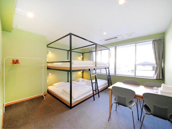 R Star Hostel Kyoto : photo 1 de la chambre chambre quadruple avec salle de bains commune