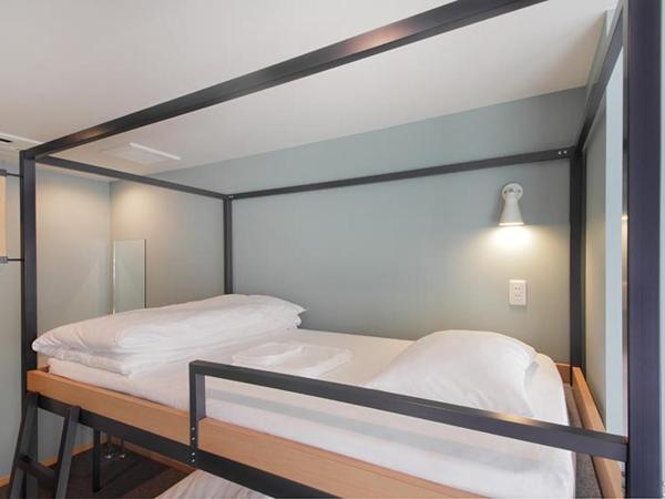 R Star Hostel Kyoto : photo 2 de la chambre chambre lits jumeaux avec salle de bains commune