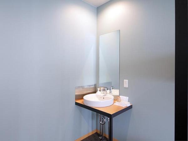 R Star Hostel Kyoto : photo 3 de la chambre chambre lits jumeaux avec salle de bains commune