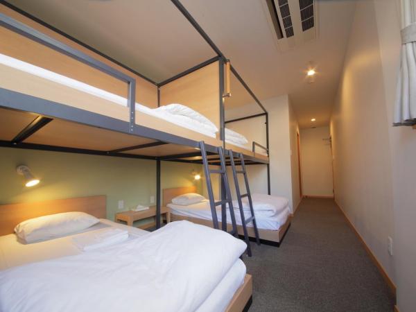 R Star Hostel Kyoto : photo 1 de la chambre chambre quadruple avec salle de bains privative