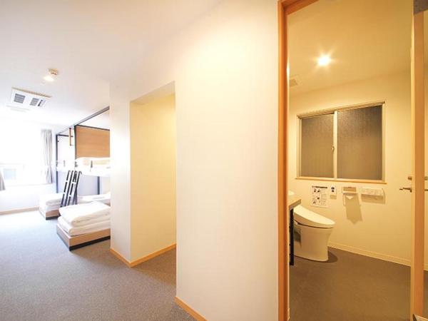 R Star Hostel Kyoto : photo 3 de la chambre chambre quadruple avec salle de bains privative