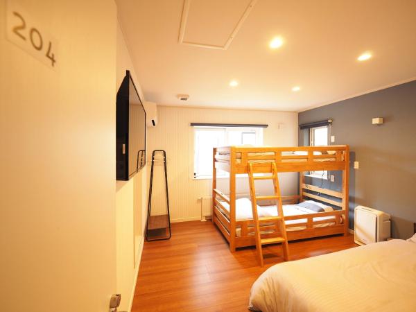 Family Tree Guest House : photo 5 de la chambre chambre quadruple avec salle de bains