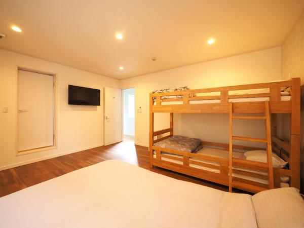 Family Tree Guest House : photo 9 de la chambre chambre quadruple avec salle de bains