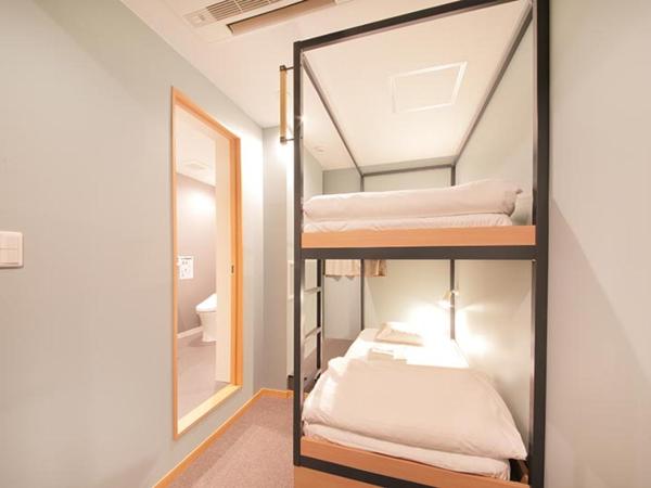 R Star Hostel Kyoto : photo 2 de la chambre chambre supérieure avec lits superposés et douche et toilettes privées