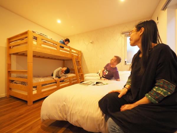 Family Tree Guest House : photo 2 de la chambre chambre quadruple avec salle de bains