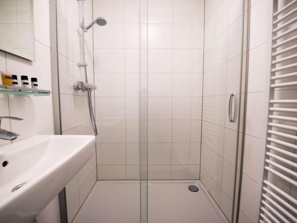 Flonk Hotel Groningen Centre, BW Signature Collection : photo 10 de la chambre two-bedroom apartment with four single beds and balcony