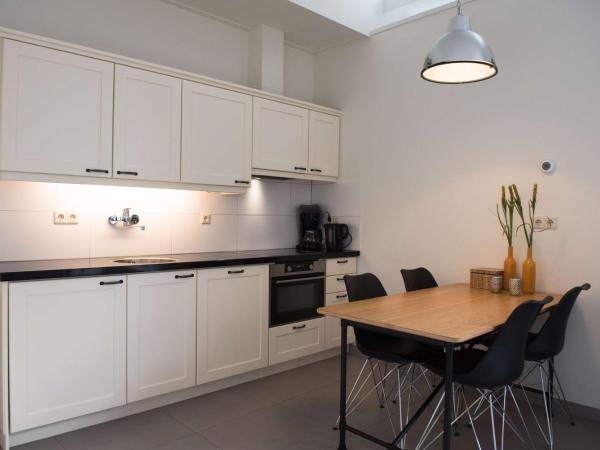 Flonk Hotel Groningen Centre, BW Signature Collection : photo 4 de la chambre two-bedroom apartment with four single beds and balcony