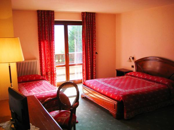 Hotel Panoramique : photo 4 de la chambre chambre triple avec balcon et vue sur la vallée