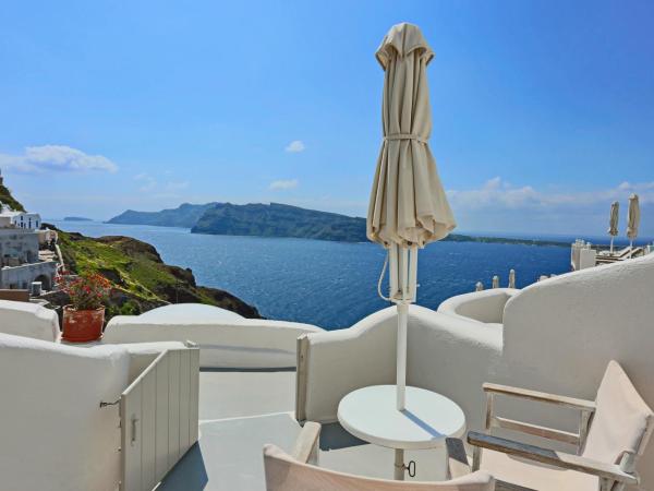 Oia Mare Villas : photo 1 de la chambre suite grotte lune de miel avec vue sur la caldeira