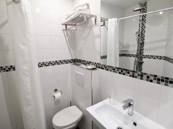 Hotel des Pyrénées : photo 8 de la chambre chambre quadruple