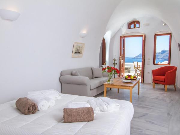 Oia Mare Villas : photo 4 de la chambre suite troglodyte lune de miel avec bain à remous extérieur
