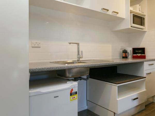 Acacia Lake View Motel : photo 3 de la chambre studio avec lit king-size - accessible aux personnes à mobilité réduite (aile lac)