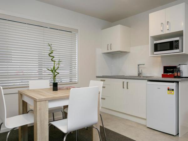 Acacia Lake View Motel : photo 7 de la chambre suite lit king-size