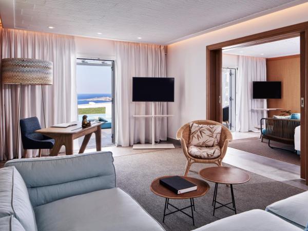 Myconian Kyma, a Member of Design Hotels : photo 2 de la chambre suite avec piscine privée à débordement - vue sur mer méditerranée