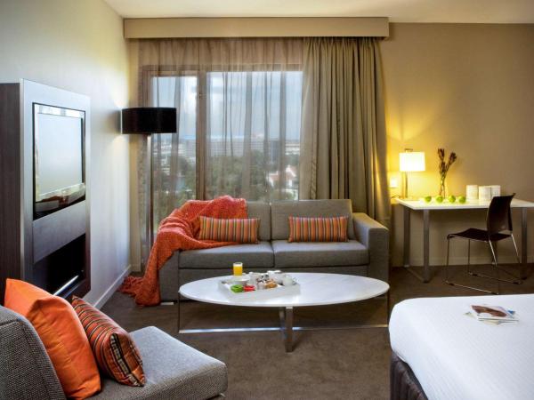 Novotel Sydney International Airport : photo 4 de la chambre chambre familiale avec 1 lit king-size et 2 lits simples