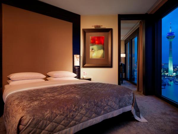 Hyatt Regency Dusseldorf : photo 4 de la chambre suite lit king-size - vue sur port