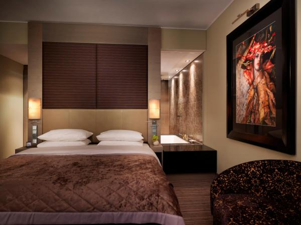 Hyatt Regency Dusseldorf : photo 1 de la chambre chambre lit king-size - vue sur port