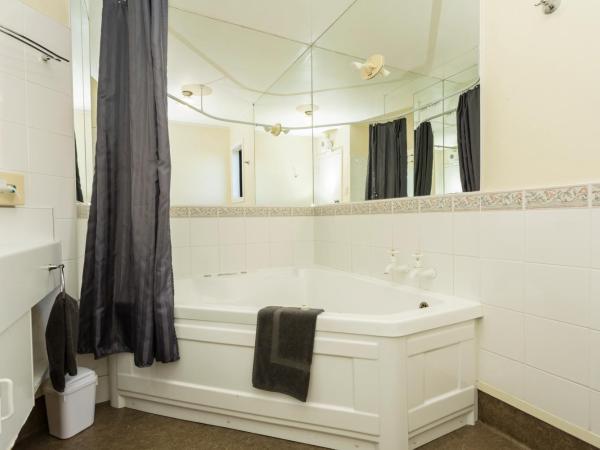 755 Regal Court Motel : photo 1 de la chambre appartement 1 chambre avec baignoire spa