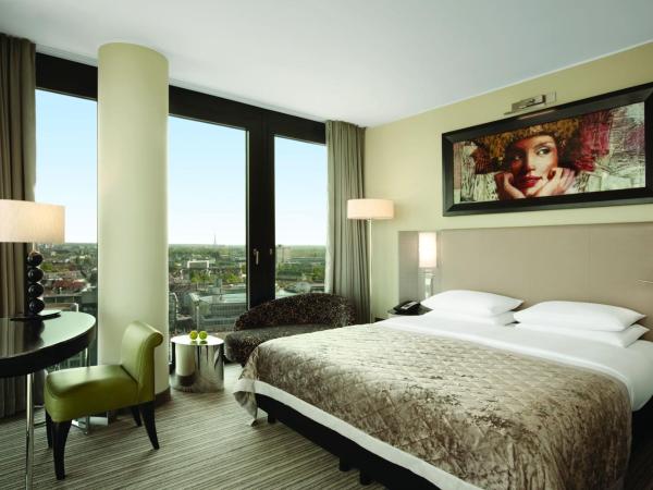 Hyatt Regency Dusseldorf : photo 3 de la chambre chambre lit king-size deluxe - vue sur port